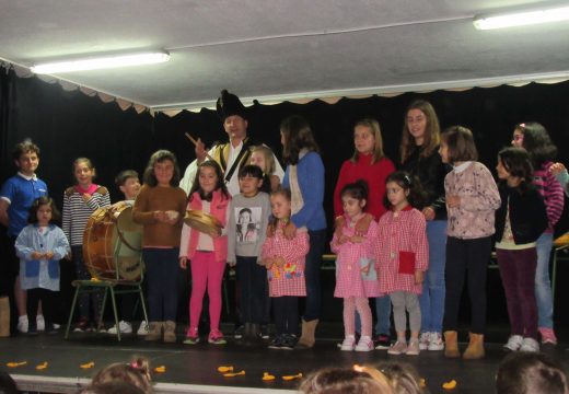 Concerto didáctico do grupo de gaitas Os Viqueiras de Ordes para un centenar de nenos e nenas do CPI Ponte Carreira de Frades